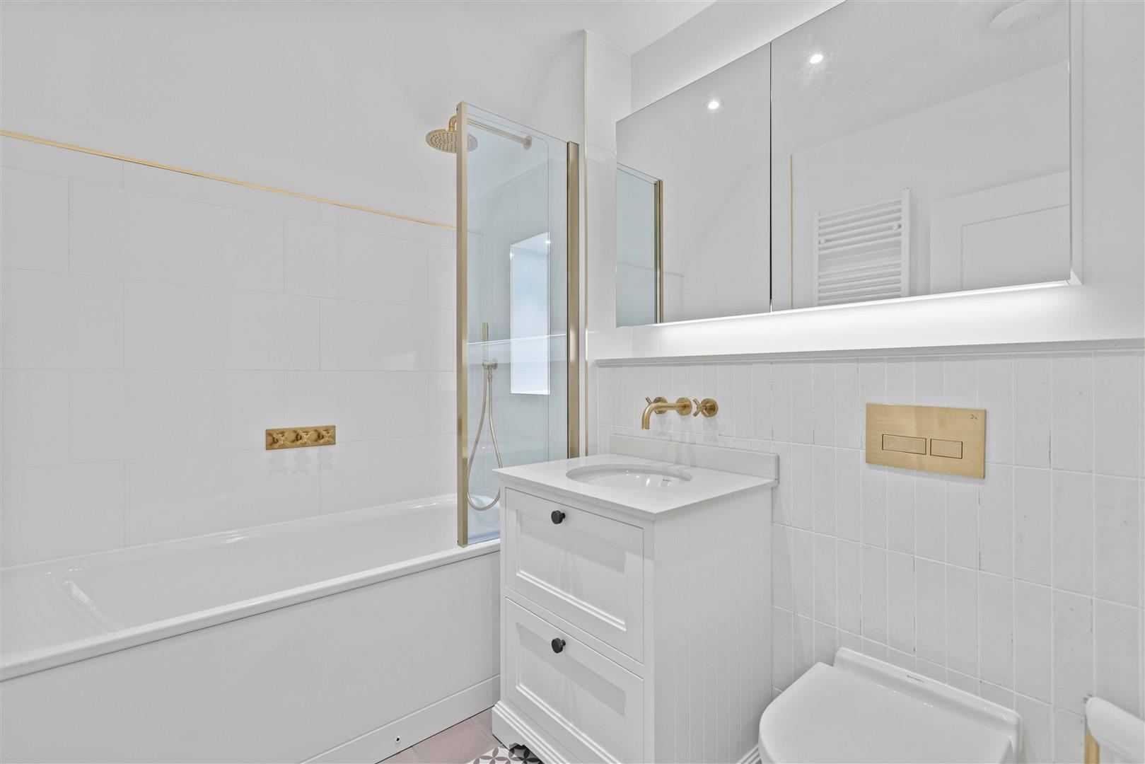 Martin Avenue, Ascot